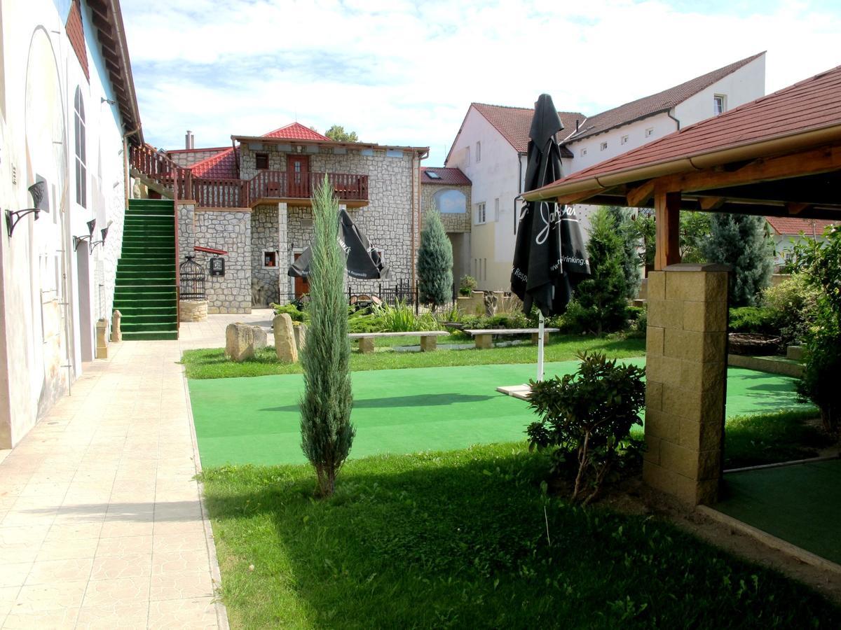 Hotel U Lisky Hostka  Exterior foto